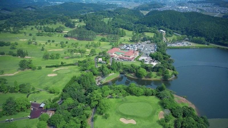 七又球場和中山球場各自擁有不同的特點，前者以更大的挑戰性著稱，而後者則以戰略性著稱。除了精緻的球場設施外，還提供多種服務，包括餐廳、練習場、專賣店等。球場周邊風景優美，無論是打球還是休閒，都是不錯的選擇。 